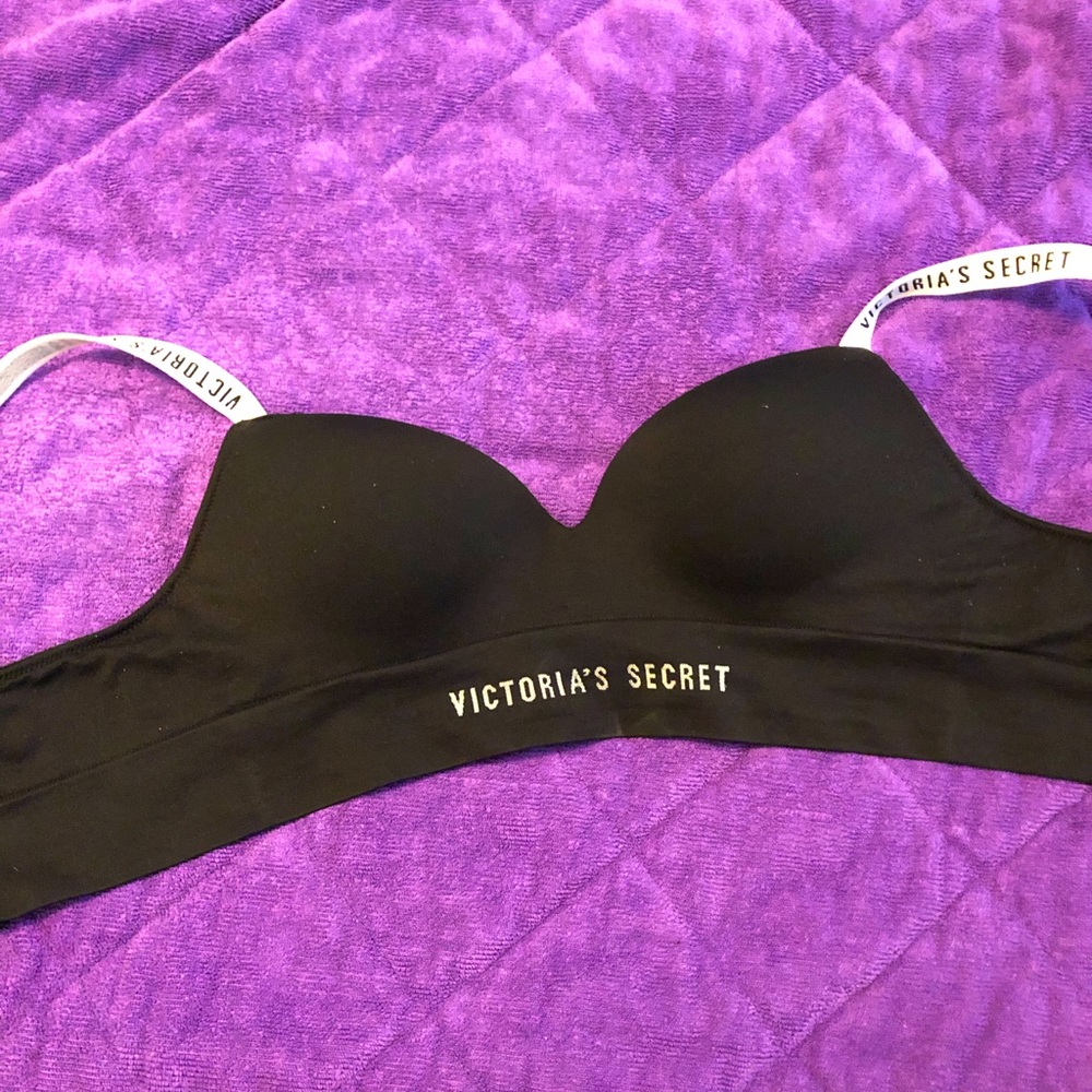 Victoria’s Secret tee shirt bra, size 36A.
